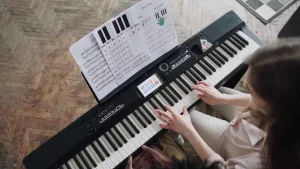 ¿Es mejor tocar el piano de oído o de lectura?